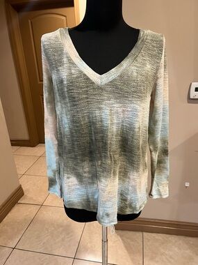 Cherish Lightweight V-Neck Blouse in Sage Green and Cream